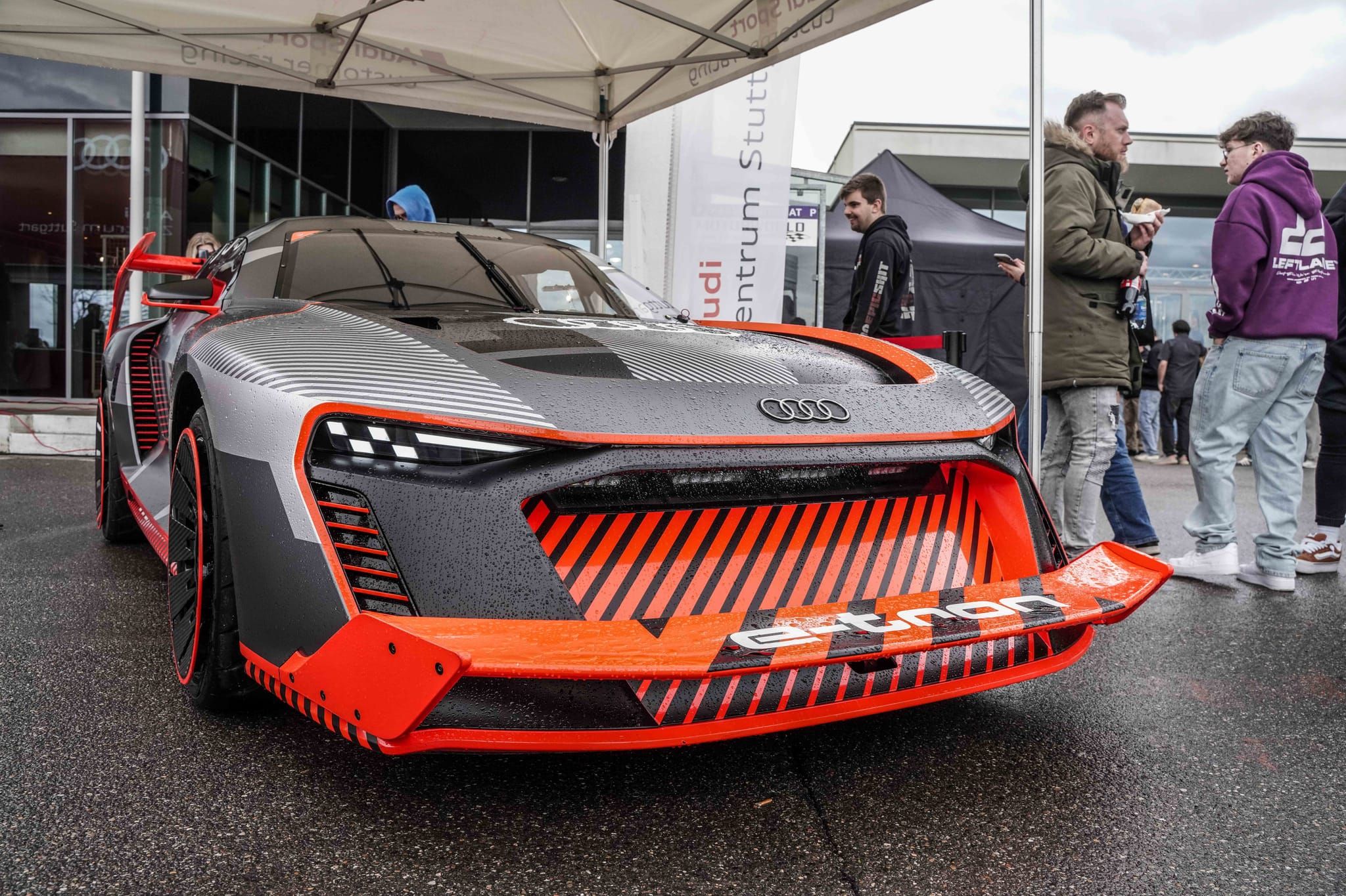 Edle Autos locken am Wochenende die Massen aufs Flugfeld.
