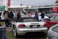 Edle Autos locken am Wochenende die Massen aufs Flugfeld.