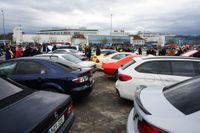 Edle Autos locken am Wochenende die Massen aufs Flugfeld.