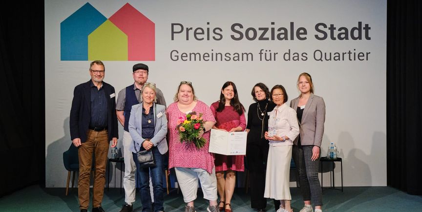 Beate Faust (Fachbereichsleiterin der Quartiersarbeit), Peter Komhard (Stadtjugendring), Carina Menihart (Wohnstätten), Kendra Sanseverino (Beauftragte für Bürgerschaftliches Engagement) sowie Sabrina Kayser und Wha-Sun Vetter (engagierte Bürgerinnen der Quartiere Viehweide und Eichholz).