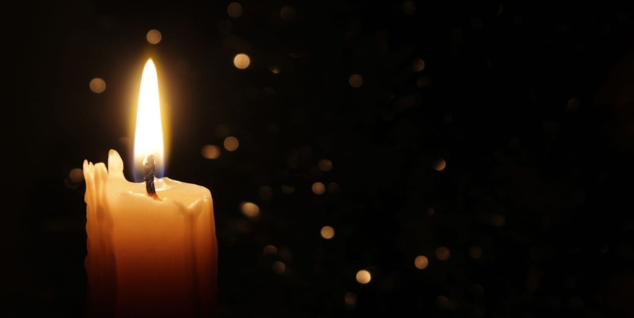 Eine Kerze erleuchtet die Nacht.