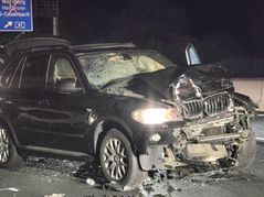 In diesem BMW gab es Verletzte. Der Wagen musste abgeschleppt werden.