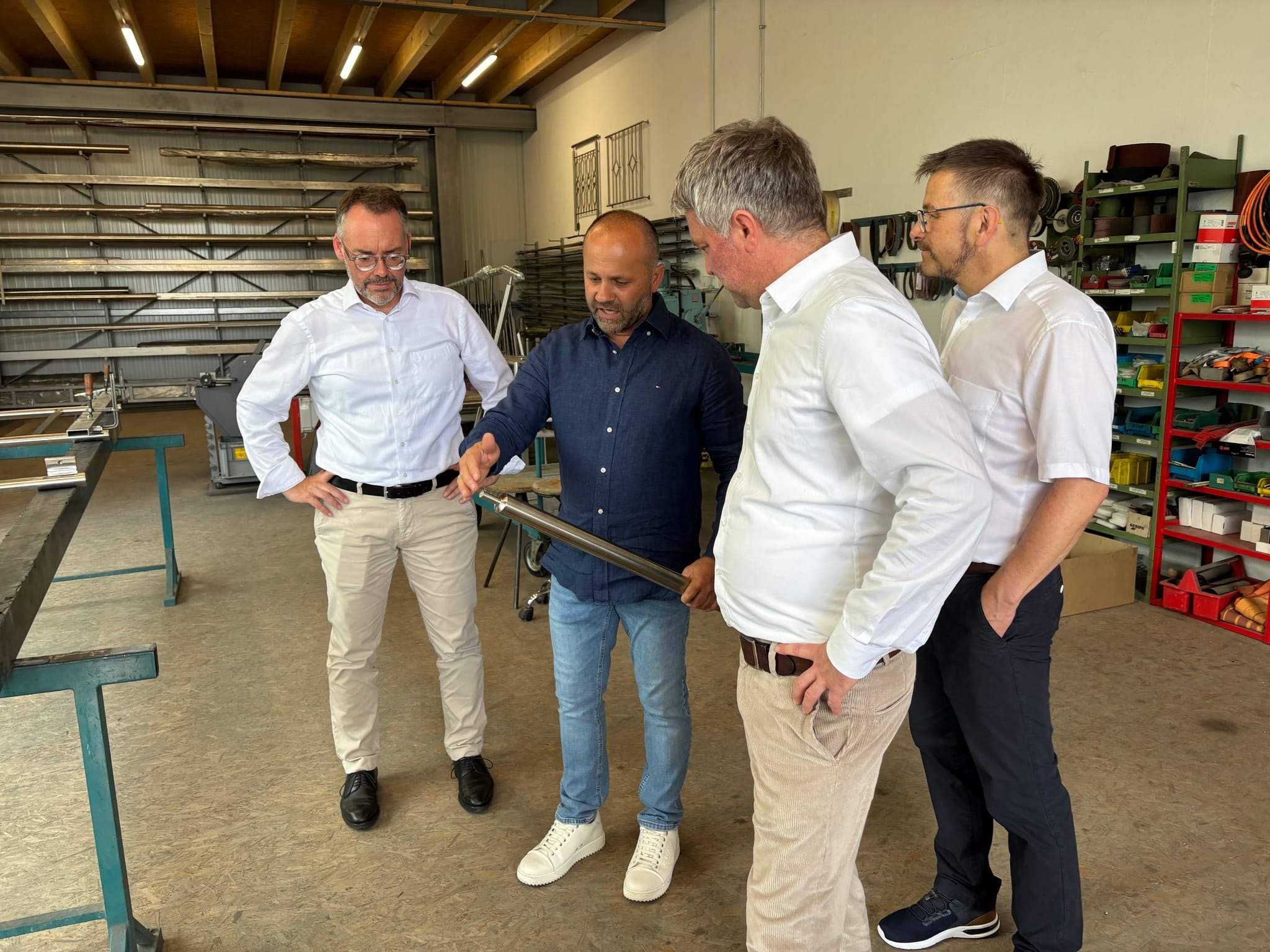Bei Gann & Raith Metallbau: Geschäftsführer Ewald Hutter (zweiter von links) erklärt die Feinheiten der Edelstahlverarbeitung Peter Friedrich, Hauptgeschäftsführer der Handwerkskammer (links), seinem Stellvertreter Christoph Gräter (zweiter von rechts) und Kreishandwerksmeister Hartmut Nietsch.