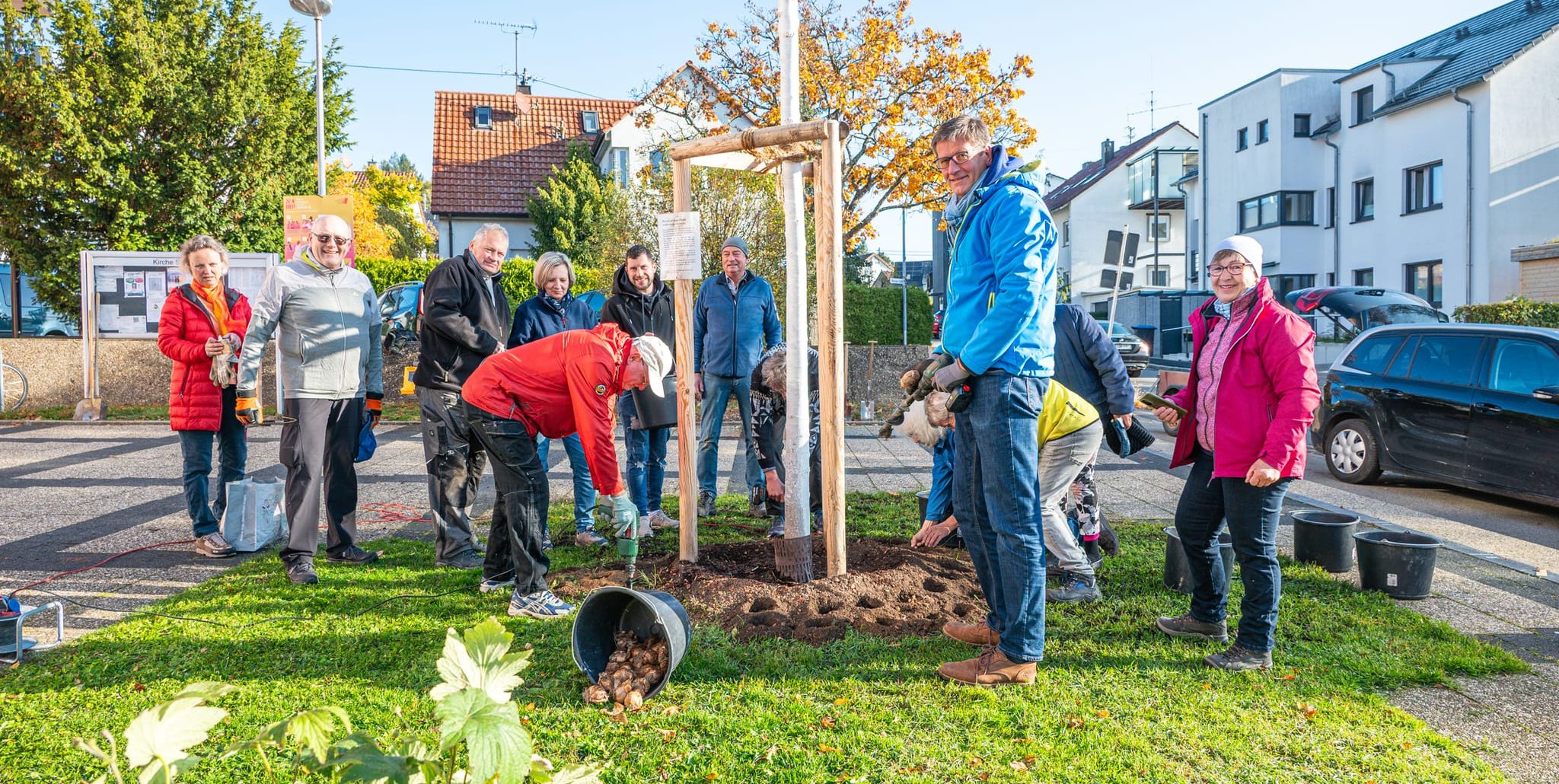 Gemeinsam für ein einladendes Äußere der Kirche.