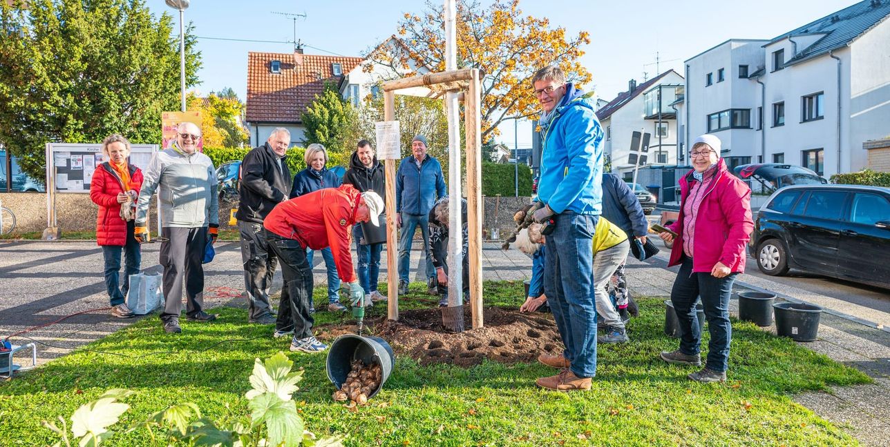 Gemeinsam für ein einladendes Äußere der Kirche.