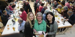 Von links: Silvie Vogel (Kassenwartin der GSV-Chöre), Kristine Seidl (Vorsitzende der GSV-Chöre), Marianne Breidt (Pressewartin der
 GSV-Chöre).