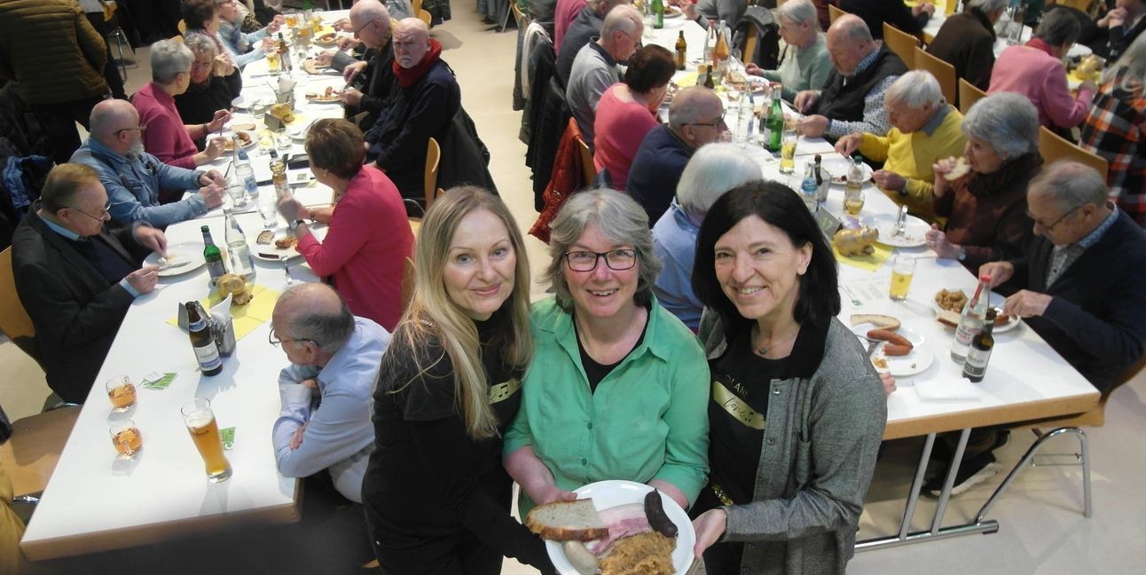 Von links: Silvie Vogel (Kassenwartin der GSV-Chöre), Kristine Seidl (Vorsitzende der GSV-Chöre), Marianne Breidt (Pressewartin der
 GSV-Chöre).