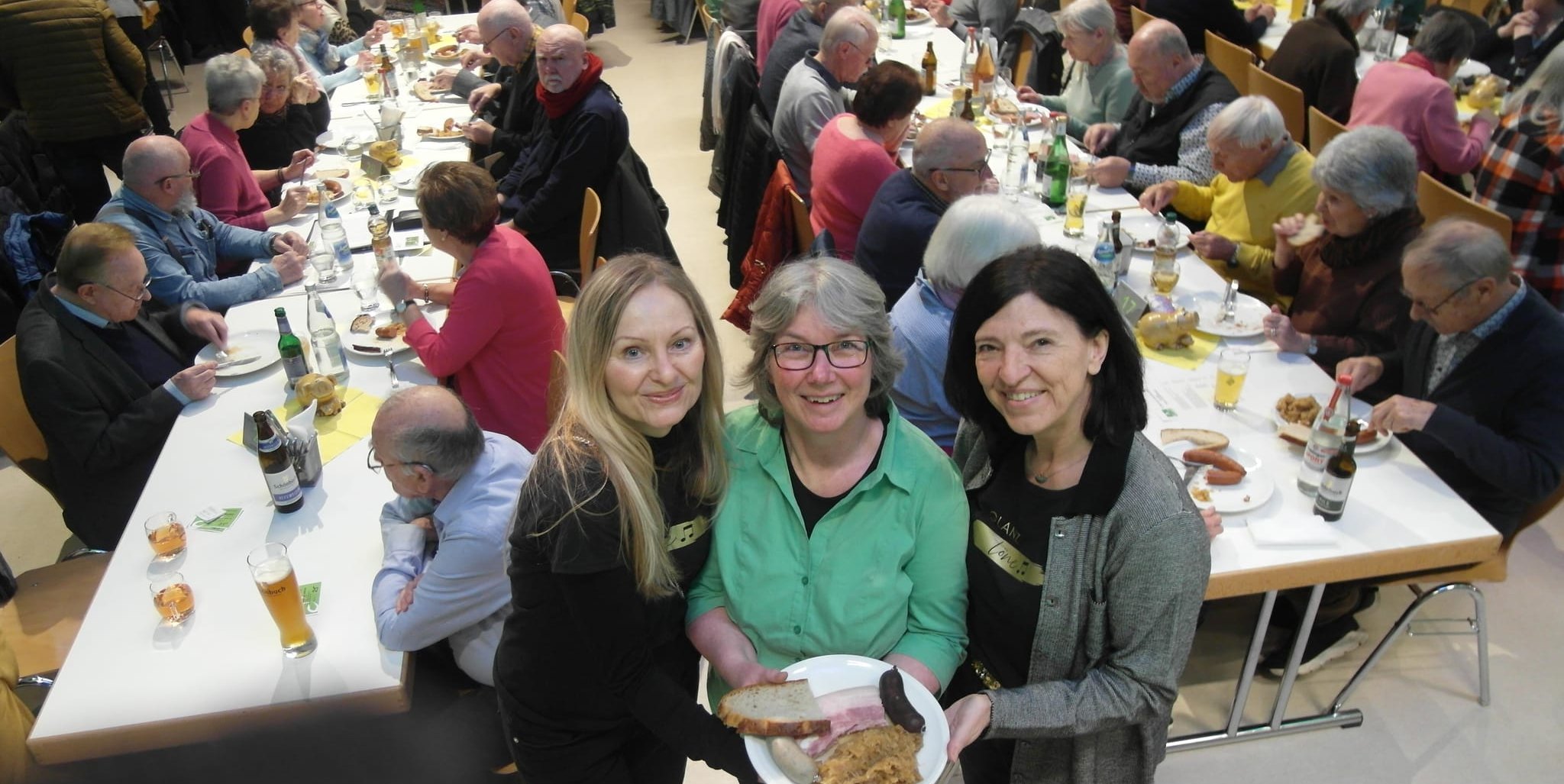 Von links: Silvie Vogel (Kassenwartin der GSV-Chöre), Kristine Seidl (Vorsitzende der GSV-Chöre), Marianne Breidt (Pressewartin der
 GSV-Chöre).
