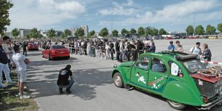 Großes Schaulaufen edler Fahrzeuge auf dem Flugfeld.