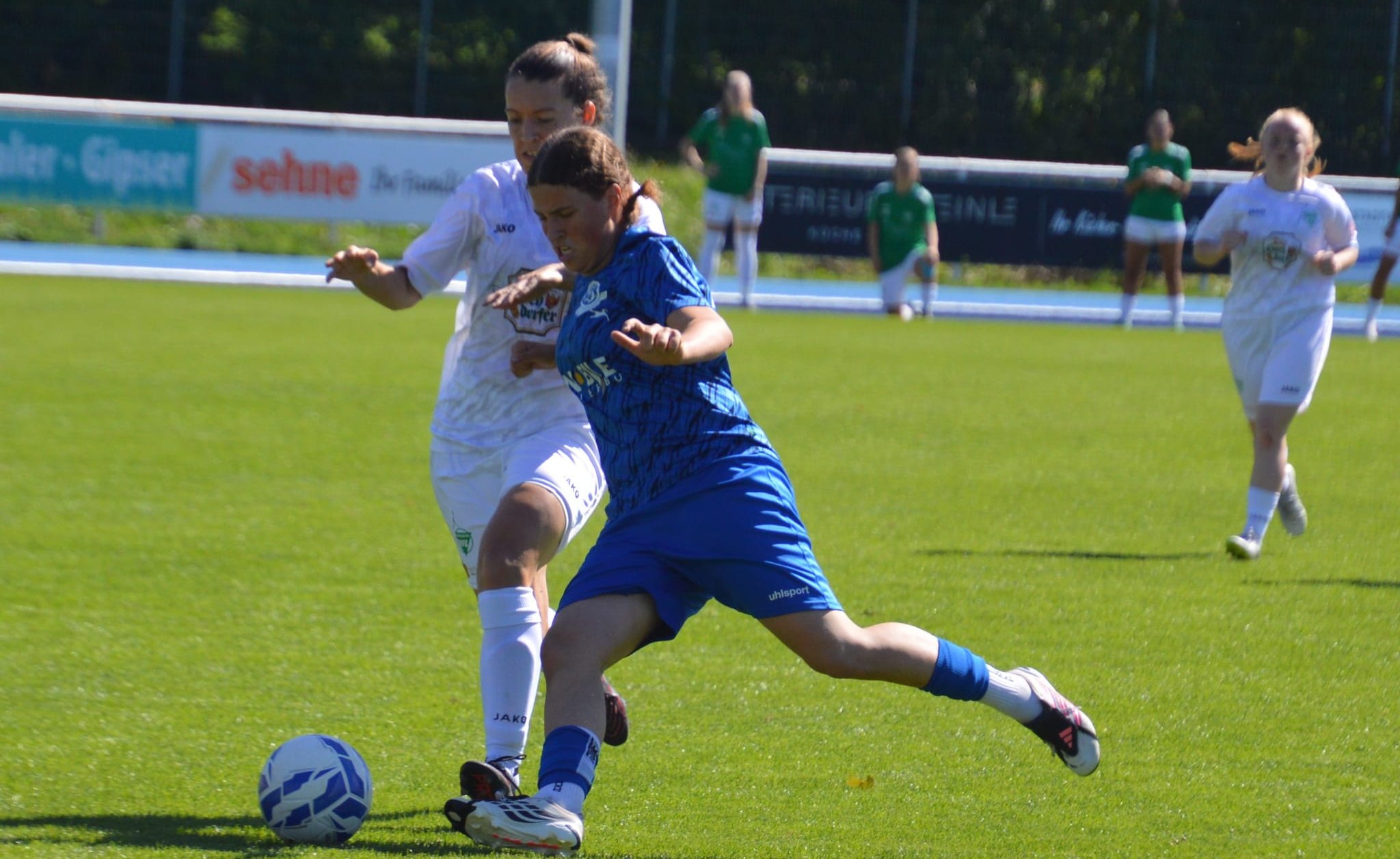 Ladies-Akteurin Mia D'Avanzo (blaues Trikot) setzt sich im Duell mit Herrenbergs Teresa Böpple durch.