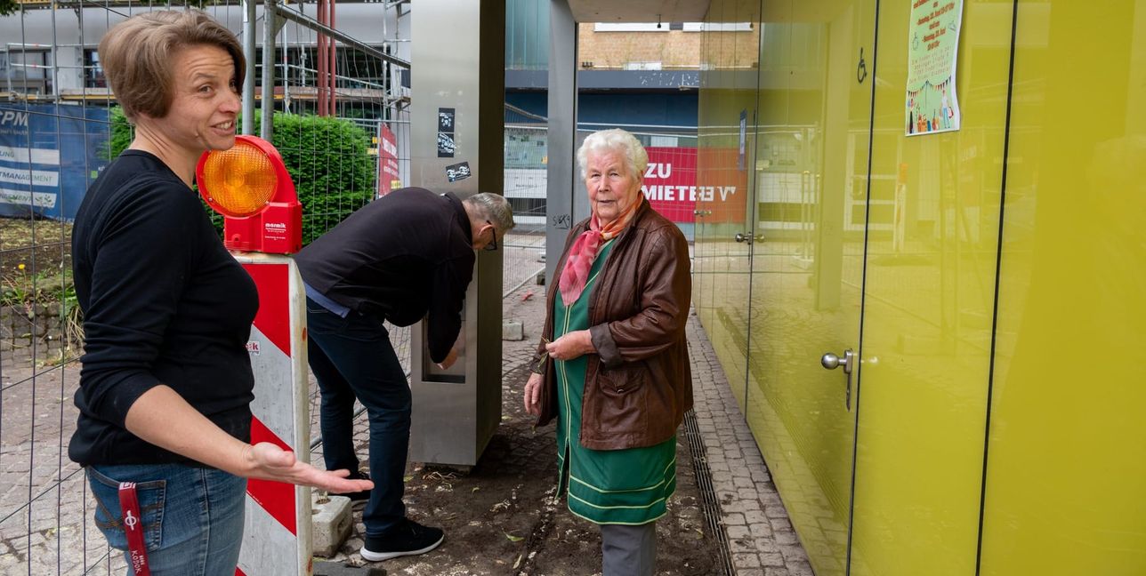Anstehen an der Behindertentoilette, das soll für Sarah Kahler (Bäckerei Frank), Markus Lenger (El Coffeino) und Hannelore Wolf (Gärtnerei Wolf) dank zusätzlicher Dixie-Klos vorbei sein.
