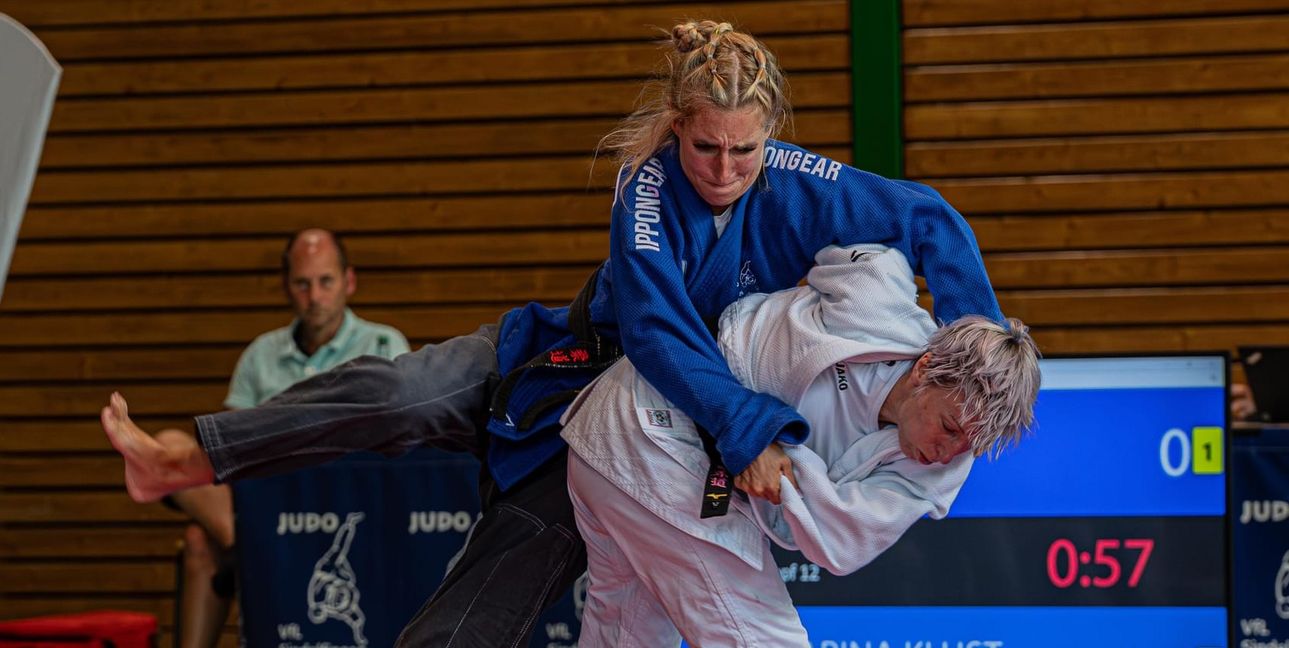 Sauber hat hier Katharina Klust die Sindelfingerin Alina Jennifer Renk (oben) aufgeladen.