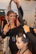 Mit viel Geschick und Teamgeist: Zarah Yaprak stylt ein Model hinter den Kulissen der Fashion Week.