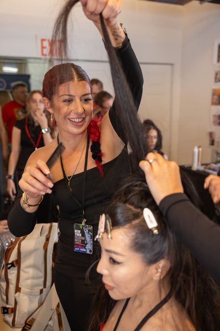 Mit viel Geschick und Teamgeist: Zarah Yaprak stylt ein Model hinter den Kulissen der Fashion Week.