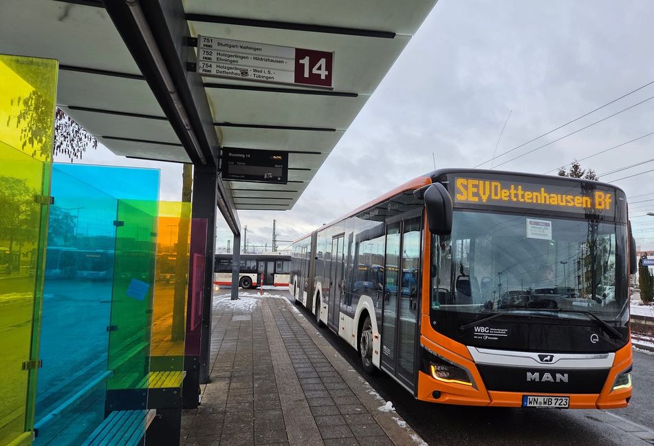 Die App sagt RB 46, das Schild an Bussteig 14 weist die Linien 751, 752 und 754 aus: Hier beginnt also der Schienenersatzverkehr Richtung Dettenhausen.