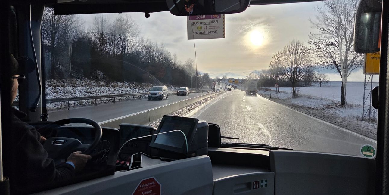 Fast ein wenig winteridyllisch: Ein Stückchen geht es über die B464.