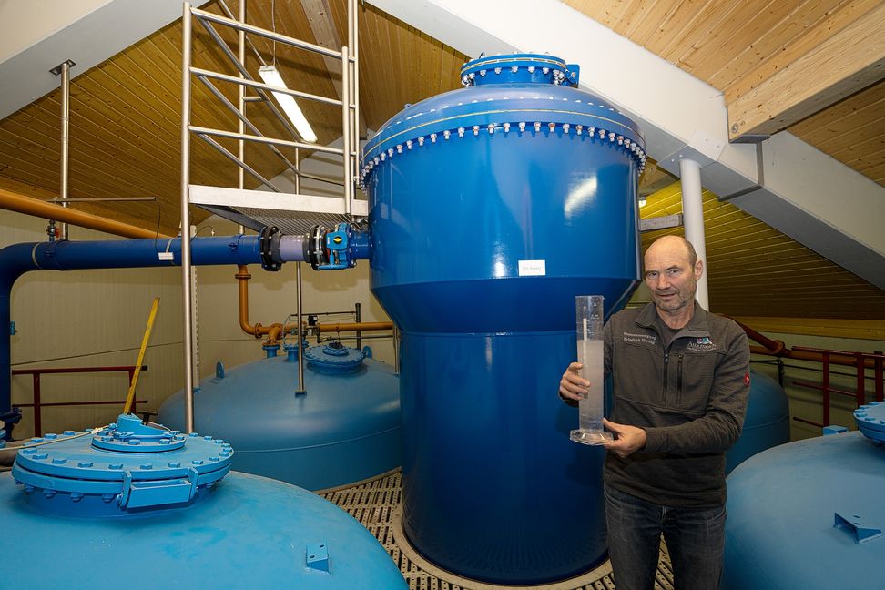 Wassermeister Friedrich Häring prüft die Wasserdichte im Bereich der Enthärtungsanlage im Aidlinger Wasserwerk. 
 Bild: Richter