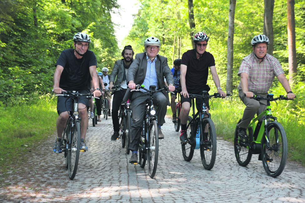 Im Wahlkampf 2017 gab es schon mal Proberadeln auf dem künftigen Radschnellweg (von links): Kreisrat Roland Mundle, Tobias Bacherle, Verkehrsminister Winfried Herrmann (alle Grüne), Landrat Roland Bernhard und Böblingens Erster Bürgermeister Ulrich Schwarz. Bild: Reichert/A