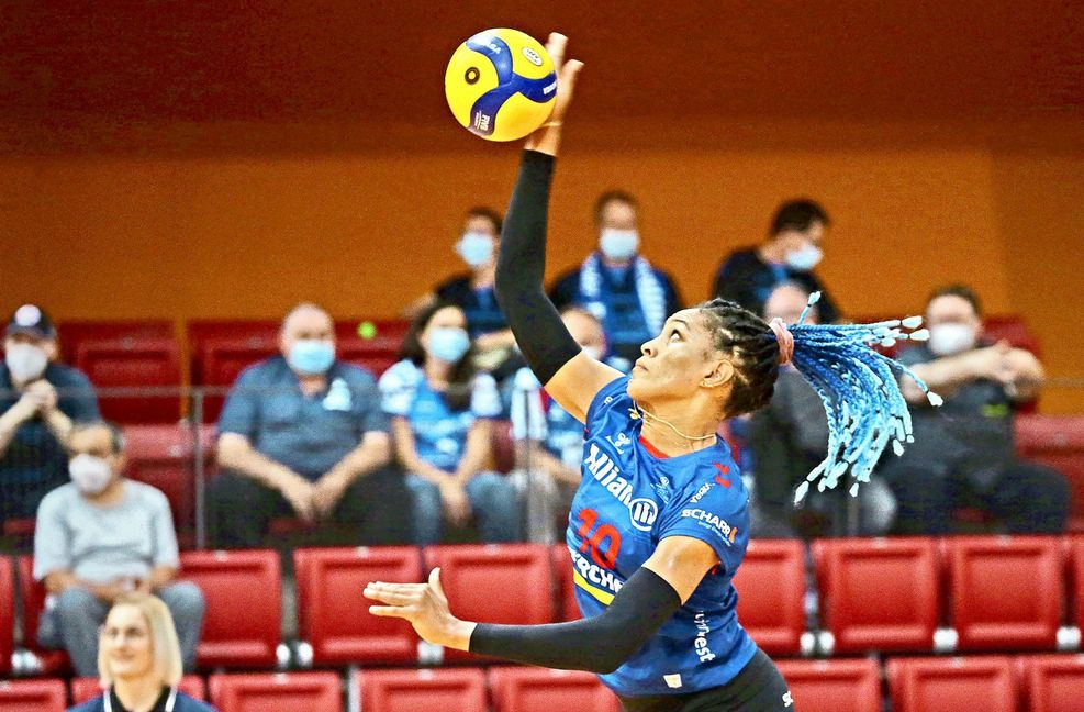 Auch Volleyball-Bundesligist Allianz MTV Stuttgart (im Bild Simone Lee) spürt die Zurückhaltung der Zuschauer. Der Vorverkauf macht indes Hoffnung.
Foto: Baumann