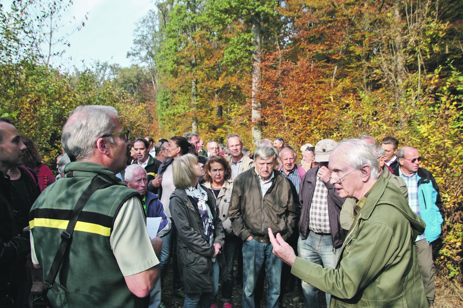 Viel Gesprächsbedarf für Förster Paul Erbacher (links) beim Waldbegang.  Bild: Jung