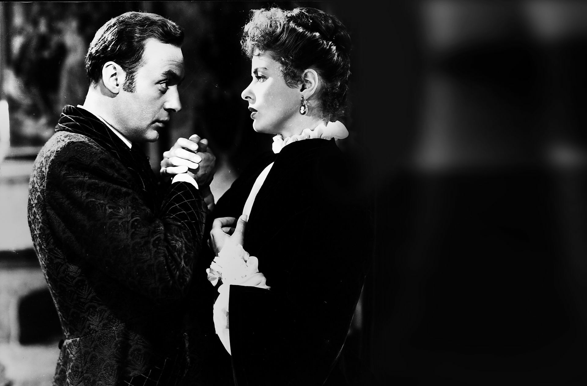 Im Film  „Gaslight“ (1944) verunsichert Gregory (Charles Boyer) seine Frau Paula (Ingrid Bergman) systematisch, um so Kontrolle über sie zu erlangen.