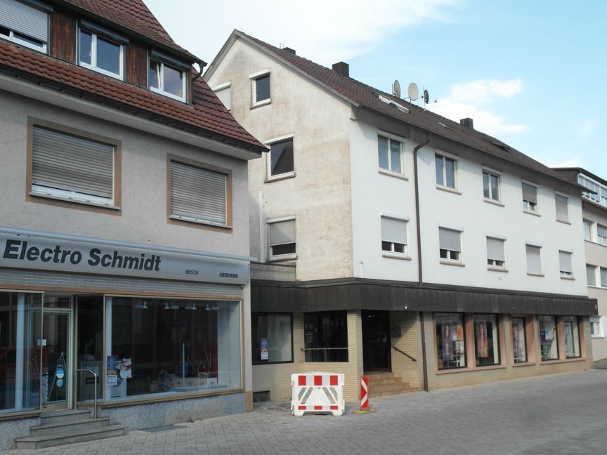 Im Gebäude Alte Stuttgarter Straße 9 hat die Gemeinde für knapp 2,6 Millionen Euro neue Räumlichkeiten für die Ortsbücherei gekauft, die hier mit gut 700 Quadratmetern deutlich mehr Platz zur Verfügung haben wird als bisher - Bibliotheksleiterin Maria Lavadinho wird außerdem einen rund 100 Quadratmeter großen Raum für Veranstaltungen bekommen. Bild: Staber