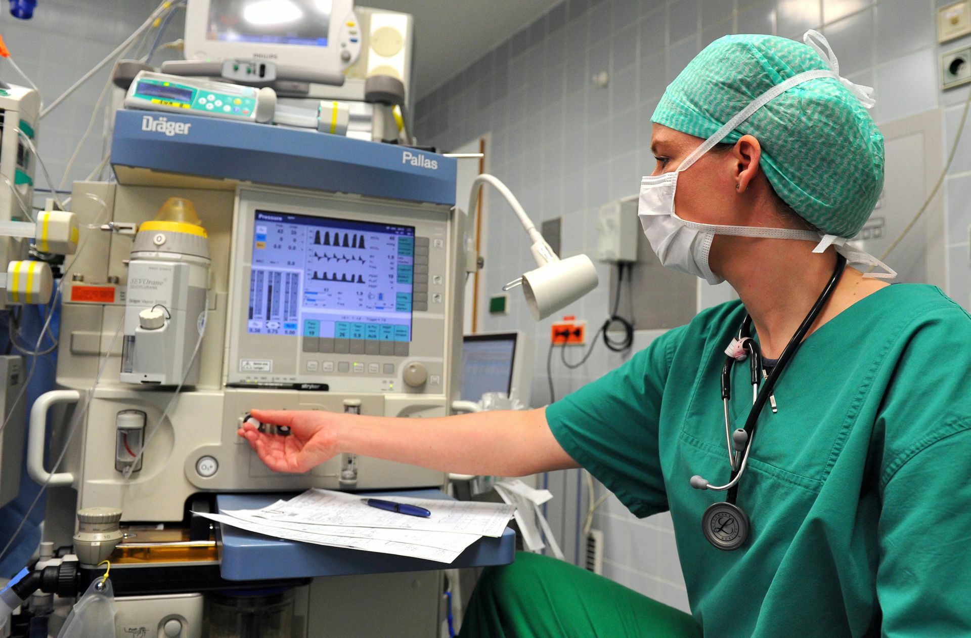 Arbeitsstrukturen und männlich dominierte Haltungen behindern die Aufstiegsmöglichkeiten von Ärztinnen in Kliniken.