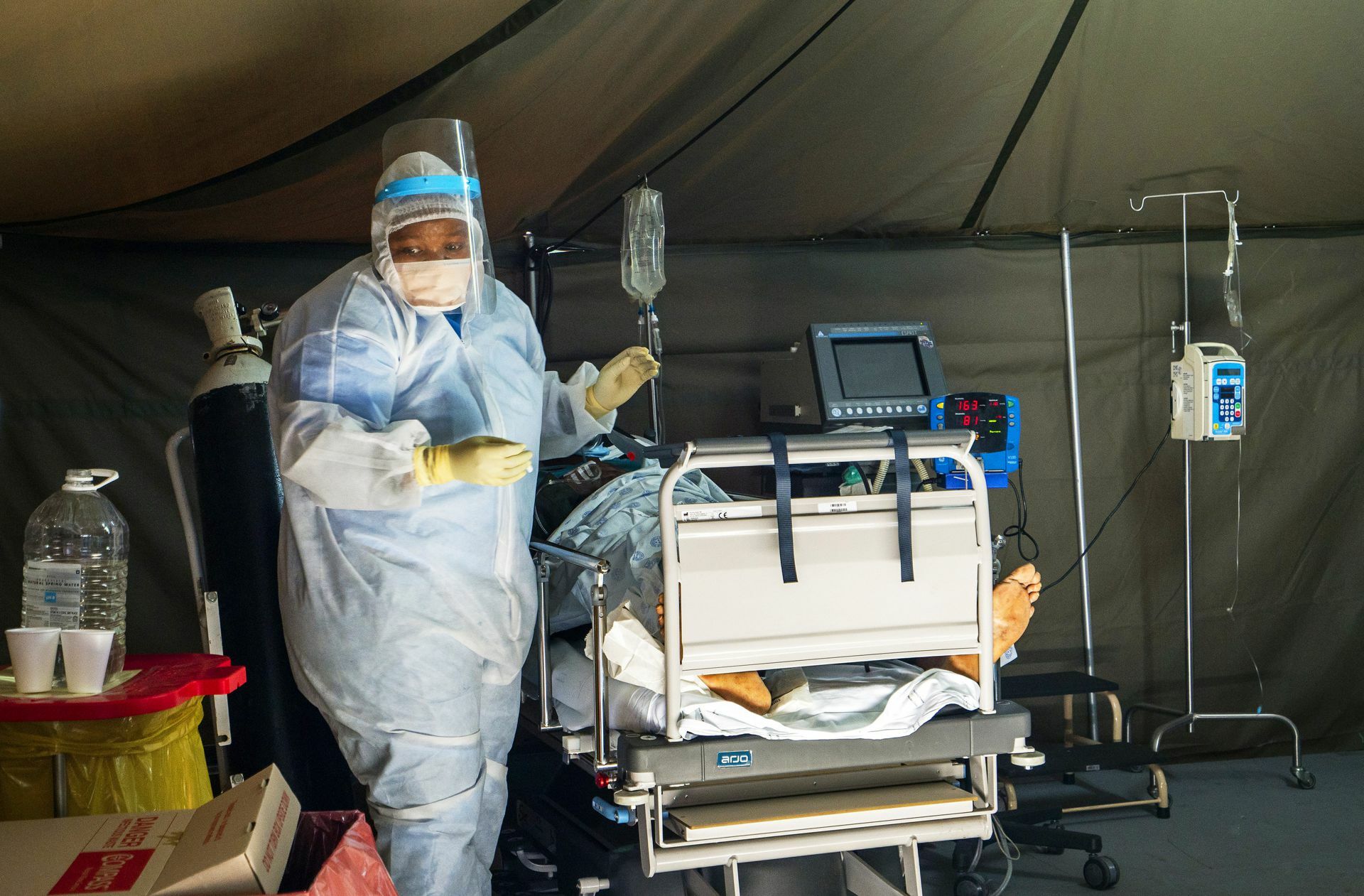 Eine Pflegerin versorgt einen Corona-Patienten in Südafrika. Dort wurde jetzt eine neue Virusvariante entdeckt.
 Foto: dpa/Jerome Delay