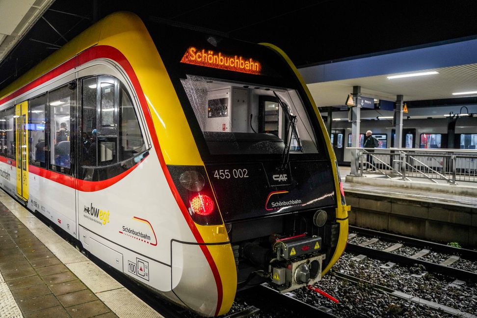 Derzeit finden Testfahrten mit den neuen Elektrozügen statt. Bild: Dettenmeyer