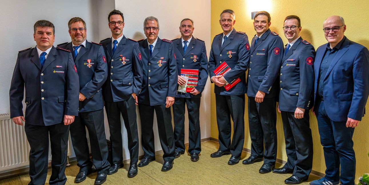 Die anwesenden Geehrten mit Feuerwehrkommandant und Stellvertretern (von links): 1. stellvertretender Kommandant Stefan Eberle, Steve Getz (15 Jahre), Andreas Geiger (25 Jahre), Dietmar Kohn, Thomas Butsch und Gerd Nädele (alle 40 Jahre), Kommandant Timo Roller, 2. Stellvertretender Kommandant Gianluca Biela sowie Bürgermeister Martin Thüringer.