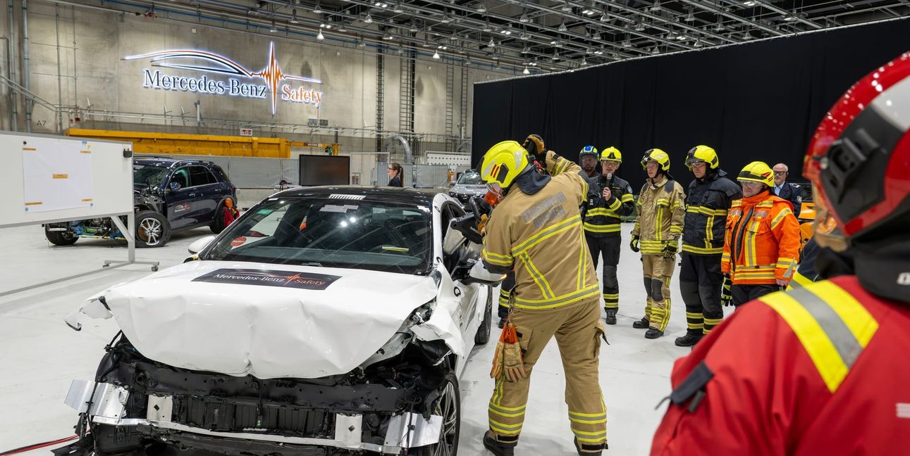 Das Sindelfinger Mercedes-Benz-Werk ist einer der Wirtschaftsmotoren der ganzen Region. Unser Bild zeigt ein Feuerwehr-Training.