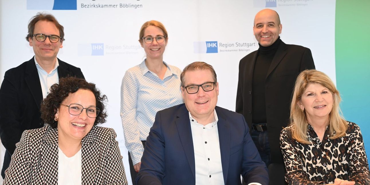 Die ehrenamtliche und die hauptamtliche Führung der IHK-Bezirkskammer berichtete über den Zustand der Wirtschaft im Kreis Böblingen. Hinten von links: Tilo Ambacher (stellvertretender Geschäftsführer), Katja Pacholczyk und  Amin Khalsi (beide Vizepräsidenten); vorne von links: Marion Oker (Leitende Geschäftsführerin), Andreas Weeber (Präsident) und Christina Almert (Vizepräsidentin).