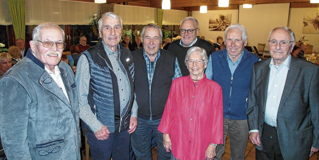 Auf der Jahresabschlussfeier des Schwarzwaldvereins Sindelfingen sind langjährige Mitglieder geehrt worden: Klaus Schlereth (Vorstand), Erich Schöck (60 Jahre Mitgliedschaft), Otto Köhler (60 Jahre Mitgliedschaft), Peter Dünschede (Vorstand), Anneliese Braun (70 Jahre Mitgliedschaft), Gerhard Furch (60 Jahre Mitgliedschaft), Rolf Boger (Vorstand).