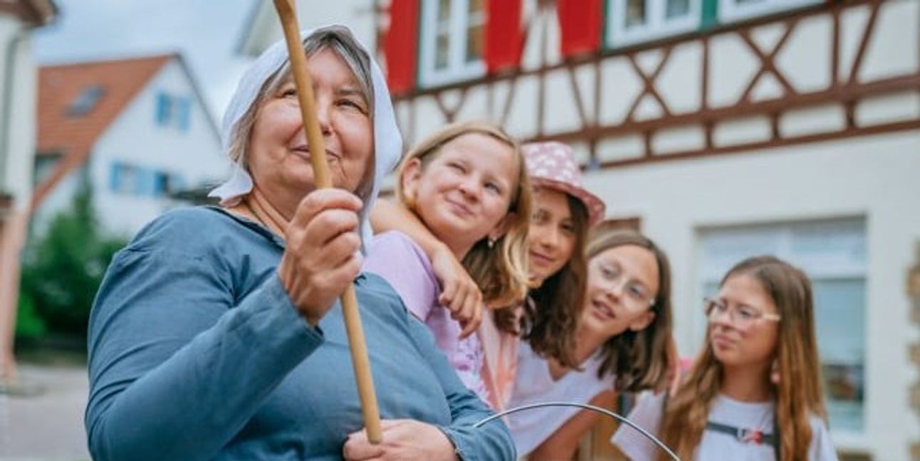 Zeitreise mit der Küchenmagd: Kinder entdecken Waldenbuch spielerisch.Bild: Stadt Waldenbuch