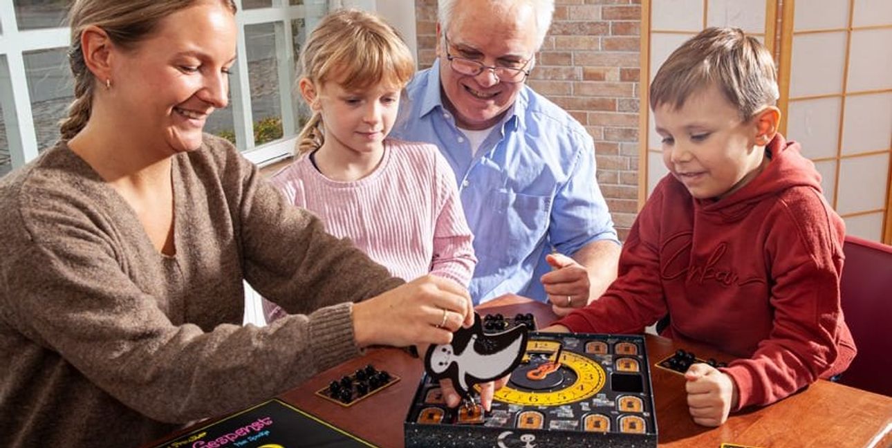 Spielspaß für Groß und Klein mit dem kleinen Gespenst.Bild: Hutter Trade