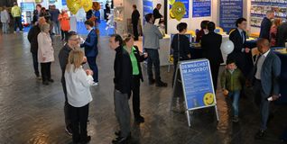 Momentaufnahme aus dem Foyer der Böblinger Kongresshalle, in dem die ersten Stände der Immo-Messe platziert sind.