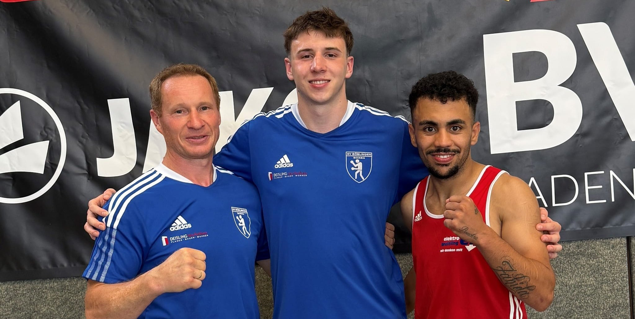 Trainer Viktor Deisling (links) mit den beiden Baden-Württembergischen Meistern Erik Wünsch (U23) und Omar Hicham (rechts).