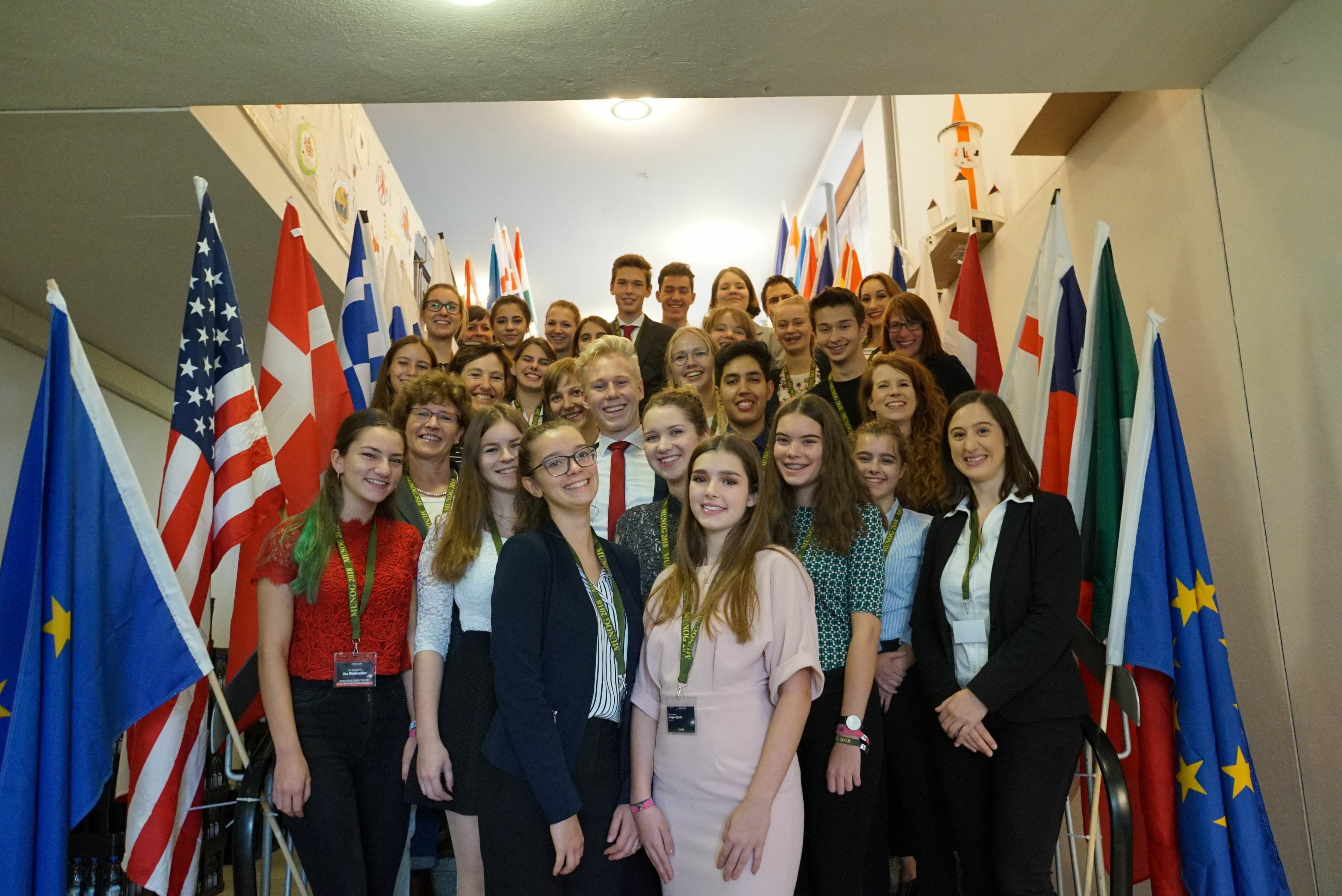 Das Exekutiv- oder schlicht Organisationskomitee der 10. MUNOG-Konferenz auf der Aulatreppe. Ganz vorn die beiden GGS-Schülerinnen Generalsekretärin Jolyne Schmitt (l.) und ihre Stellvertreterin Lilli Basic. Bild: Heiden