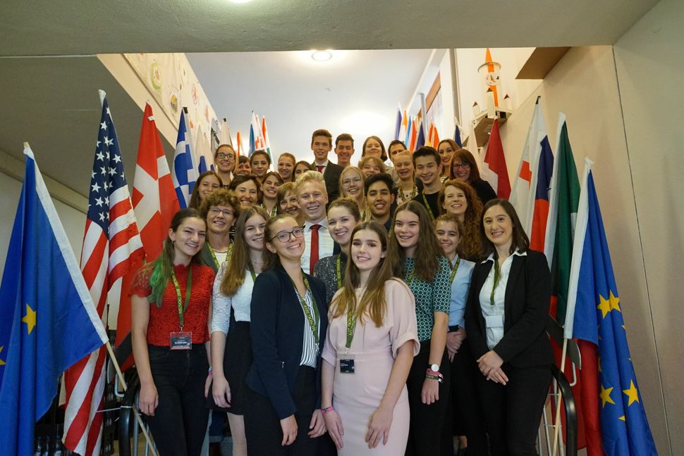 Das Exekutiv- oder schlicht Organisationskomitee der 10. MUNOG-Konferenz auf der Aulatreppe. Ganz vorn die beiden GGS-Schülerinnen Generalsekretärin Jolyne Schmitt (l.) und ihre Stellvertreterin Lilli Basic. Bild: Heiden