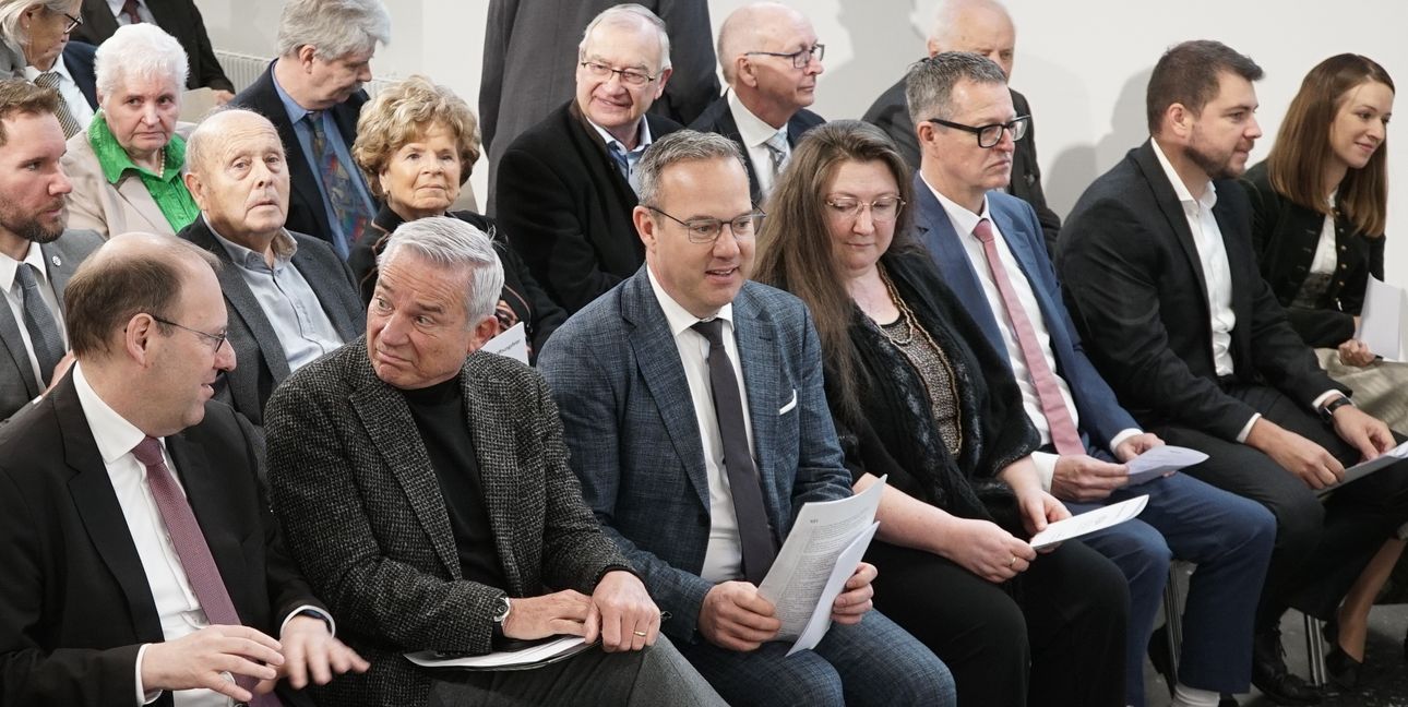 In der ersten Reihe (von links):  OB Vöhringer, Thomas Strobl,  Raimund Haser,  Dr. Hertha Schwarz Markus Nau Rainer und Daniele Leh.