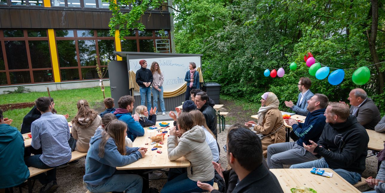 Die Schüler Jaran Jaskolka und Milena Fritsch der Klassenstufe 11 und Schulleiterin Dr. Veronika Knüppel bei der Einweihung des Grünen Klassenzimmers.
