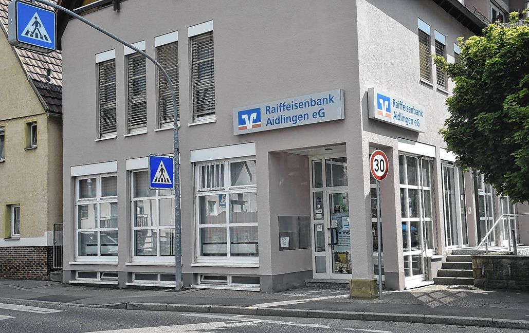 Die Raiffeisenbank Aidlingen in Deufringen. Die SB-Stelle wird wegen abnehmender Frequenz und aus Sicherheitsgründen geschlossen.     Bild: Reichert