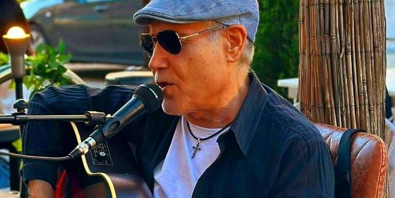 Rino Mallia aus Italien steht für Gitarre und Gesang.