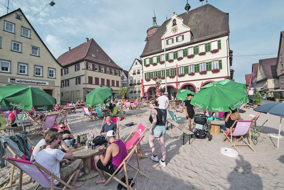 Der erste Weil der Städter Strandsommer hat einige Tausend Besucher im Juli und August angezogen. Sommerliches Strandflair war beim karibischen Wochenende der DLRG zu erleben.  Foto: Richter
