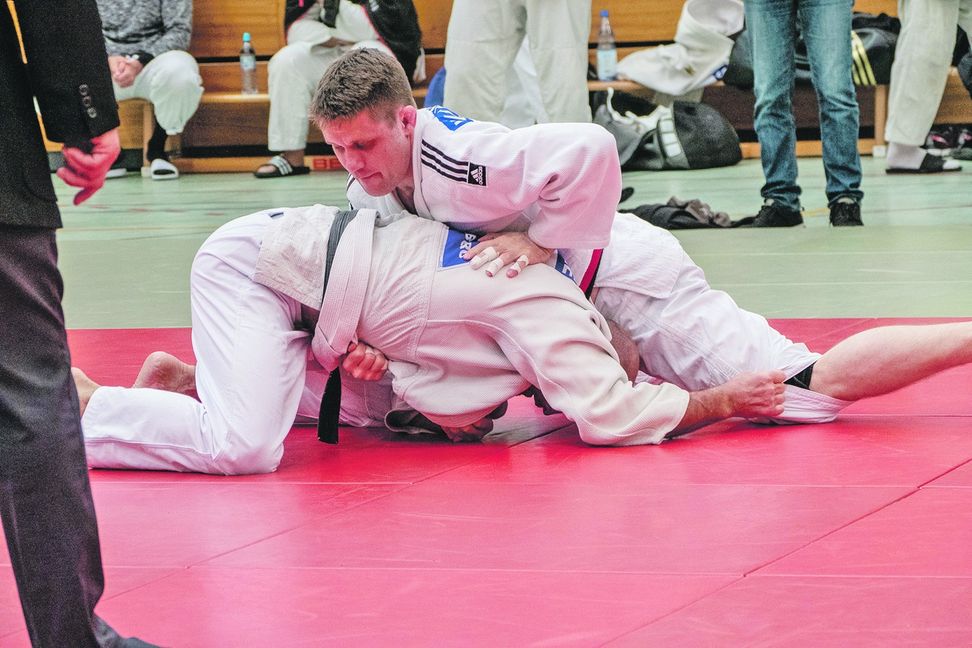 Der Sindelfinger Nils Ruhland (oben) holt sich bei den Deutschen Ü-30-Meisterschaften den deutschen Meistertitel Bild: Vilz