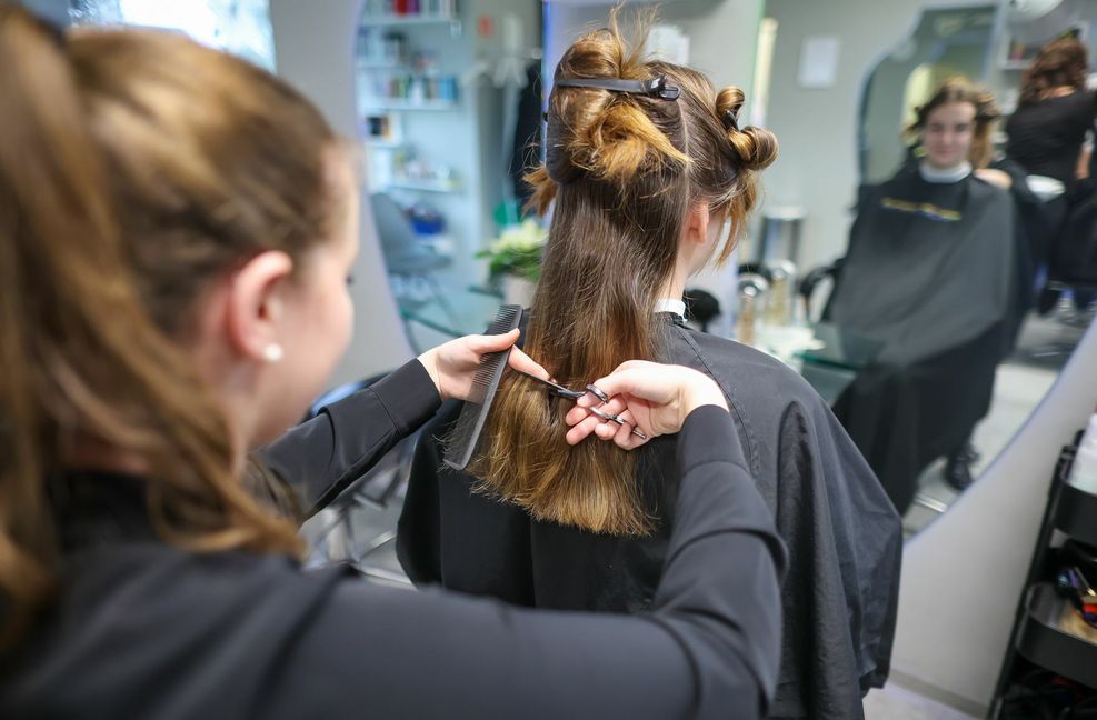Vor allem unter den Friseuren ist der Unmut über Rückforderungen des Landes groß.
