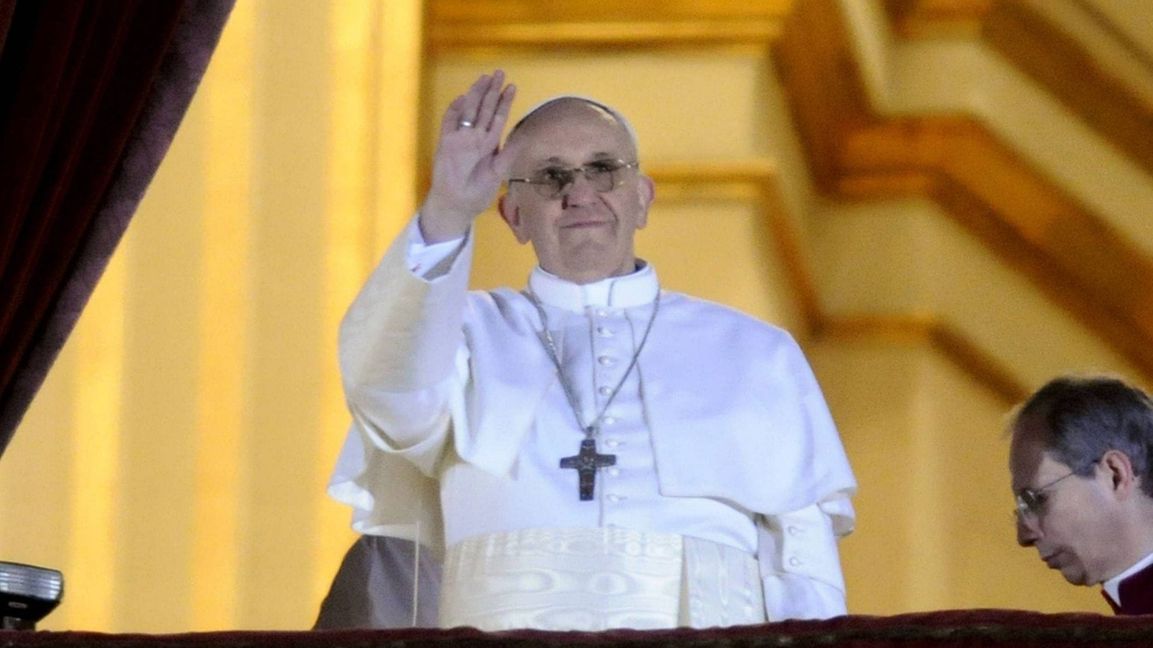 Am 13. März 2013 wurde Jorge Mario Bergoglio zum 266. Papst gewählt. Der damals 76-Jährige lässt sich den roten Umhang mit dem Hermelinbesatz und das goldene Kreuz für das Oberhaupt der Katholiken nicht umlegen. Stattdessen tritt   er  protokollwidrig im einfachen Weiß auf die Loggia des Petersdoms.