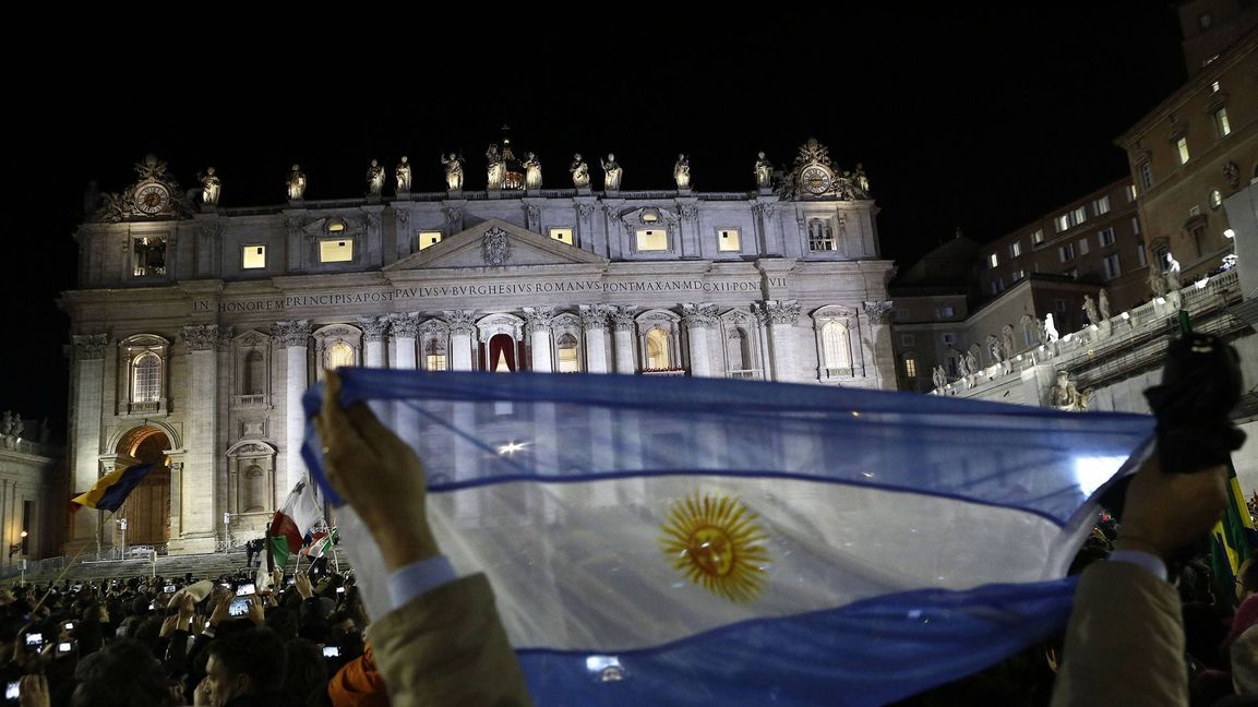 Argentinier feiern den Theologen aus Buenos Aires, der schon vom ersten Tag an als Papst Franziskus die Kirche aufmischt.