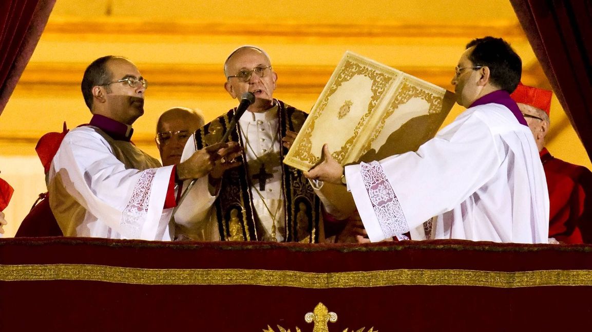 Als neuer Papst wählt er den Namen Franziskus und bezieht sich damit auf den heiligen Franz von Assisi, der die reiche Machtkirche des Mittelalters herausgefordert hat.