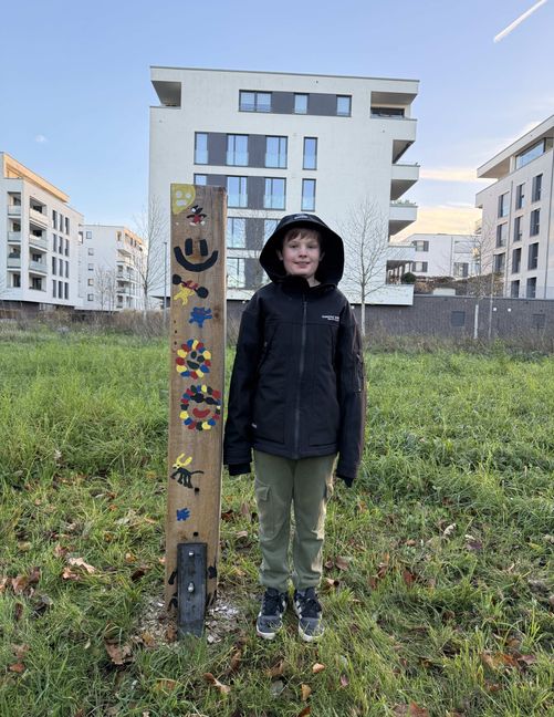 Auch Maxim freut sich, den Bienen etwas Gutes getan zu haben.